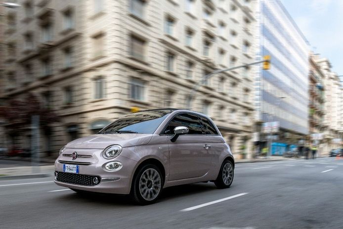 Italia - Mayo 2019: El Fiat 500 se anima con la llegada del verano