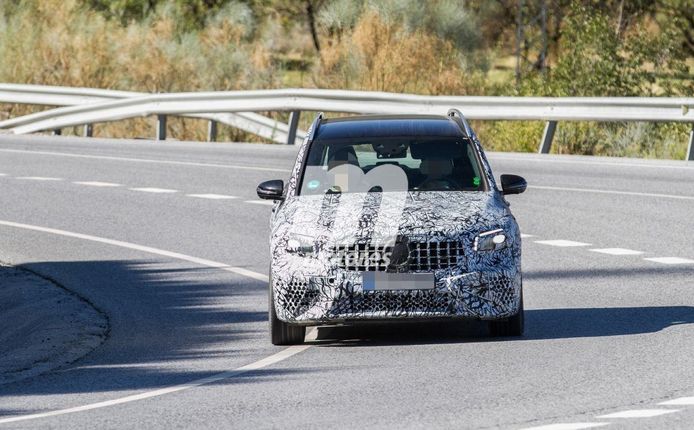 El nuevo Mercedes-AMG GLB 45 4MATIC vuelve a dejarse ver en pruebas de carretera
