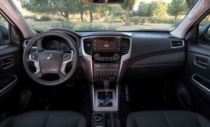 Mitsubishi L200 2020 - interior