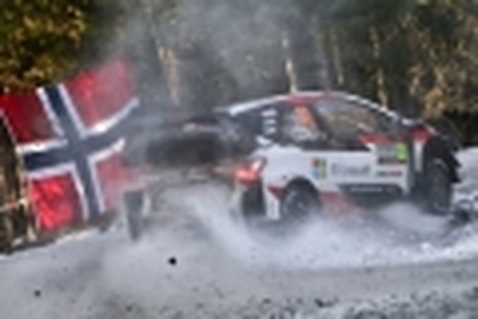 Elfyn Evans pone la directa en la segunda etapa del Rally de Suecia