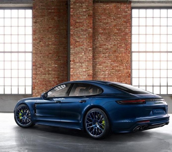 El Porsche Panamera estrena nuevo paquete SportDesign con llantas azules