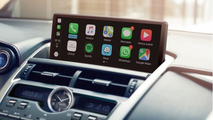 Un estudio revela el peligro de manejar Android Auto y Apple CarPlay durante la conducción
