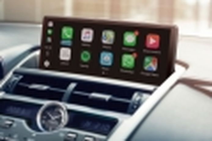 A study reveals the dangers of operating Android Auto and Apple CarPlay while driving
