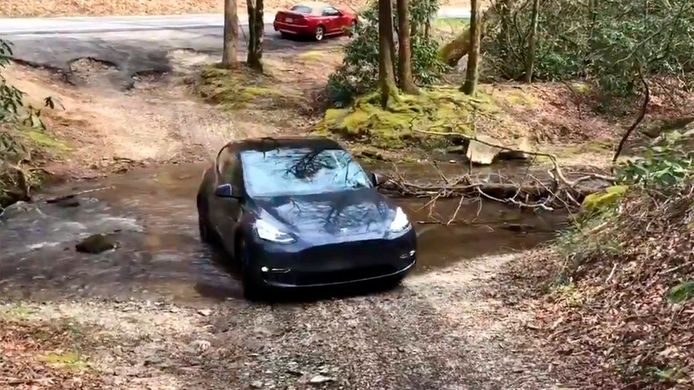 Este vídeo intentará hacerte creer que el Tesla Model Y tiene capacidad off-road