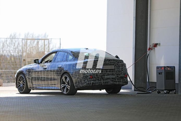 Sorprendido un prototipo del nuevo BMW i4 2021 mientras carga su batería 