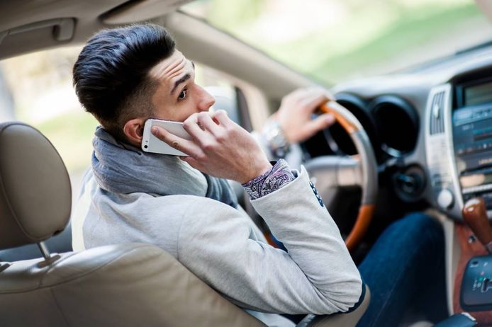 ¿Cuánto es la multa por hablar por teléfono en el coche?