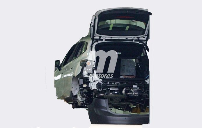 El BMW Serie 2 Active Tourer 2021, medio descubierto en la cadena de producción