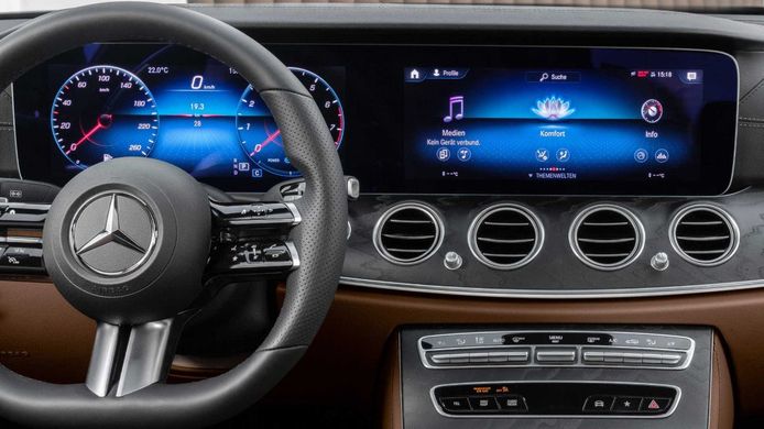 Mercedes desvela el salpicadero de los Clase E Coupé y Cabrio 2021