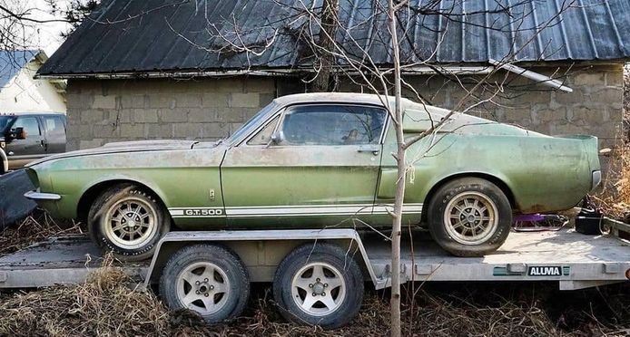 Rescatan un Shelby GT500 que llevaba 40 años abandonado en un granero
