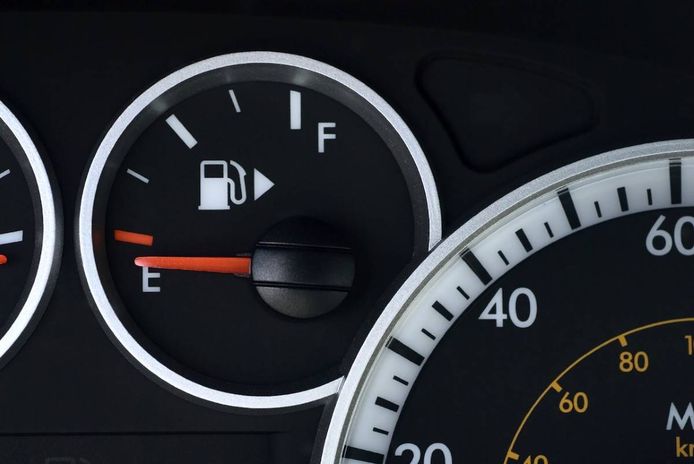 ¿Me pueden multar por quedarme sin combustible en carretera?