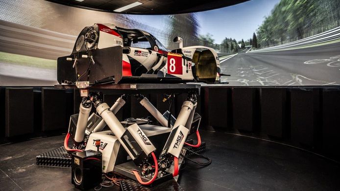 Sébastien Ogier prueba el Toyota TS050 Hybrid en el simulador de la marca