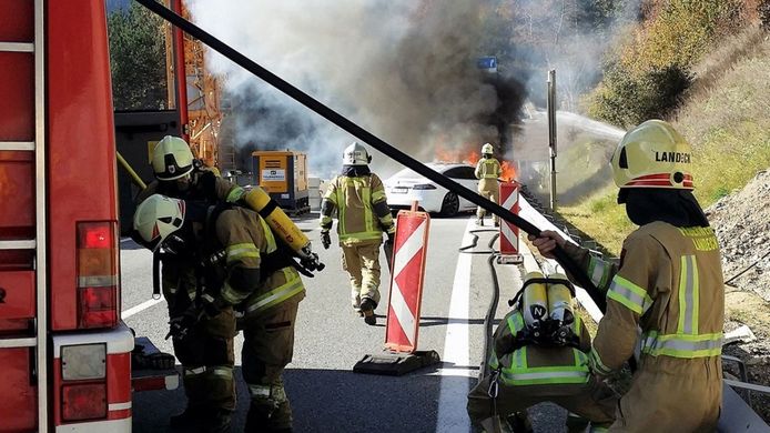 Bomberos alemanes sumergen los coches eléctricos para apagar los incendios