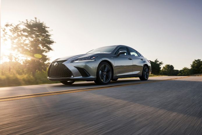 El Lexus ES estrena versión híbrida de tracción total en 2021