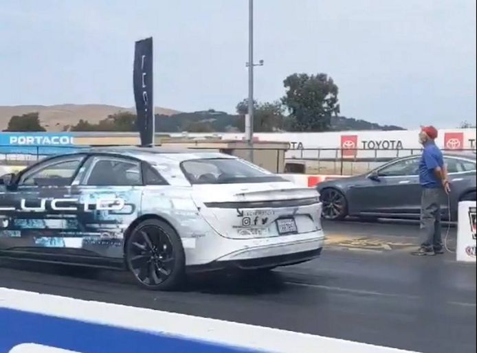La drag race eléctrica más esperada: Lucid Air vs. Tesla Model S