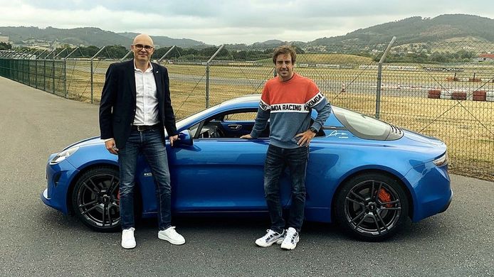 Fernando Alonso recibe su nuevo coche de empresa: el Alpine A110S