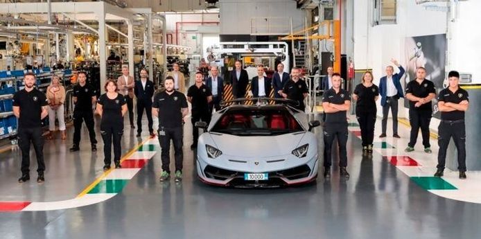 La producción del Lamborghini Aventador alcanza un nuevo récord con 10.000 unidades