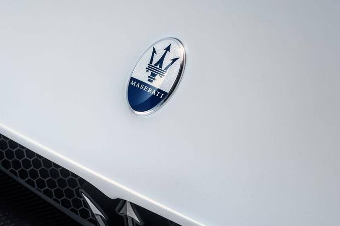 El Maserati MC20 estrena un nuevo diseño del emblema de la firma