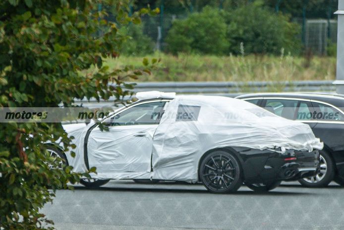 Cazan la nueva generación del Mercedes-AMG C 43 4MATIC 2021 medio desnuda
