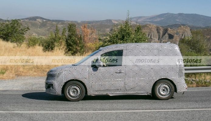 Renault Kangoo 2021 - foto espía lateral