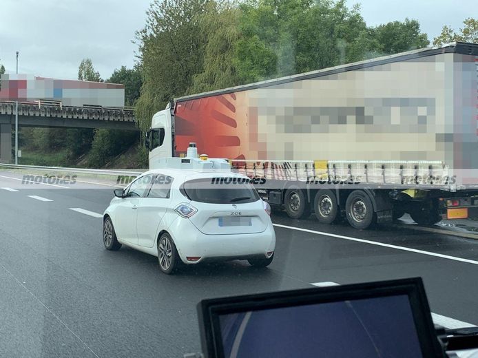 Cazan al Renault ZOE realizando pruebas de conducción autónoma en Francia