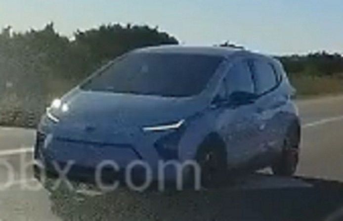 El nuevo Chevrolet Bolt EV cazado totalmente al desnudo durante una sesión de fotos