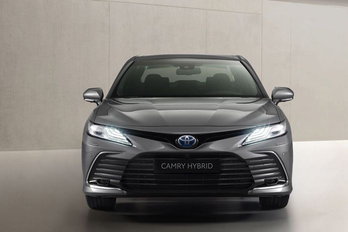 Toyota Camry Hybrid 2021, la berlina nipona para Europa estrena un discreto facelift 