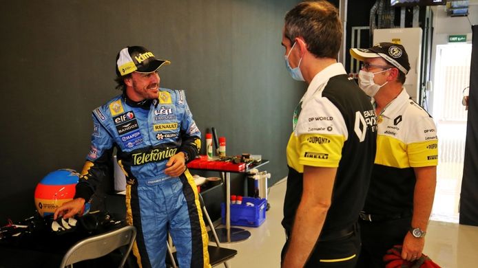 Alonso atemorizó a los mecánicos del R25: «El plan era dar unas vueltas saludando»