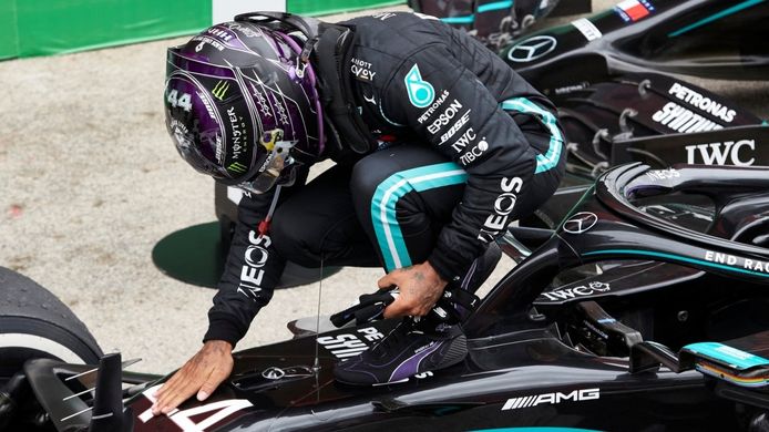 Hamilton reclama su asiento: Mercedes hará «todo lo posible» por tenerle en Abu Dhabi