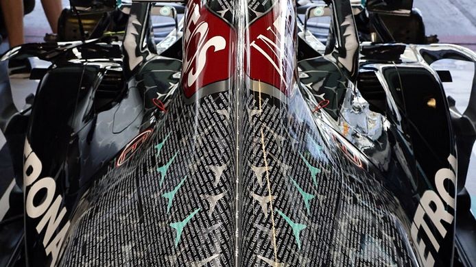 Así luce el W11 que rinde tributo a los empleados de Mercedes AMG F1