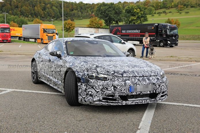 Un prototipo del Audi e-tron GT cazado cargando en la Autobahn