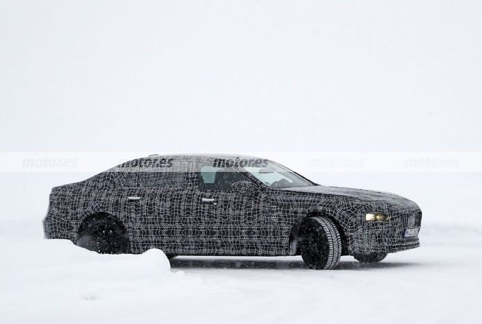 Dos prototipos del BMW Serie 7 2023 cazados en fotos espía en las pruebas de invierno