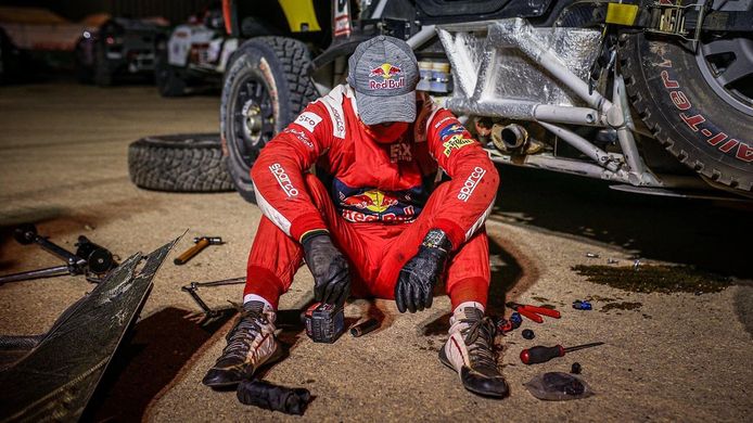Loeb deja el Dakar de forma ejemplar: se sacrifica por ayudar a Nani Roma