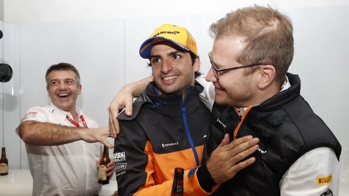 Seidl, deseando ver el duelo entre Sainz y Leclerc: «Carlos hará un gran trabajo»