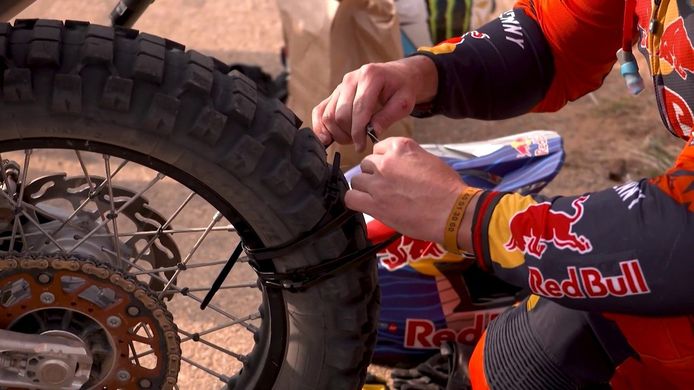 Toby Price quiere 'atar' su tercer Dakar con bridas y cinta americana