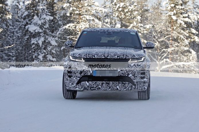 El nuevo Range Rover Evoque LWB 2022, avistado en las pruebas de invierno