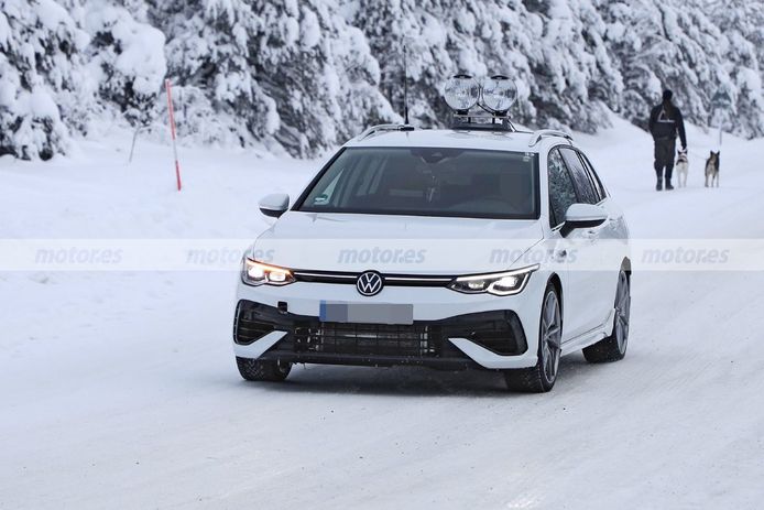 El nuevo Volkswagen Golf R Variant 2021 posa sin camuflaje sobre la nieve