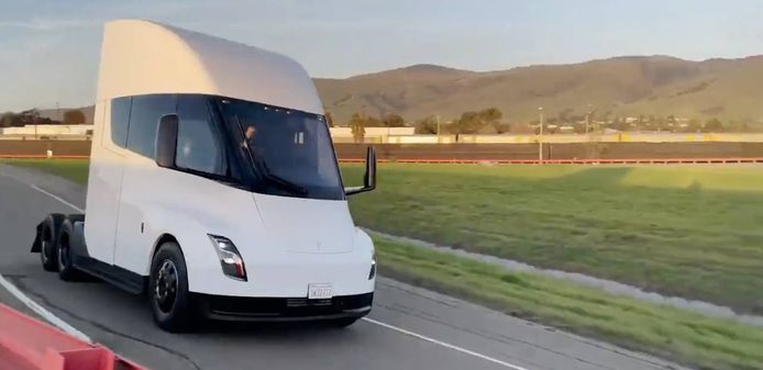 El Tesla Semi se vuelve a retrasar a 2022 por falta de baterías
