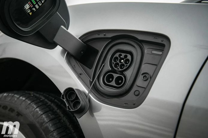 Bruselas presenta la nueva etiqueta para coches eléctricos y puntos de carga
