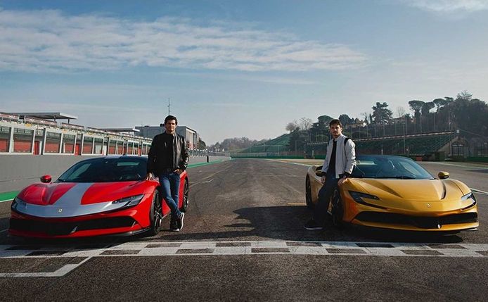 Carlos Sainz y Charles Leclerc exprimen el Ferrari SF90 Stradale a fondo en Imola