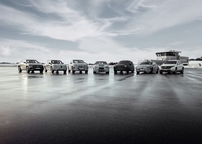 El Mercedes EQE SUV 2023 posa en el teaser de los siete eléctricos de la estrella