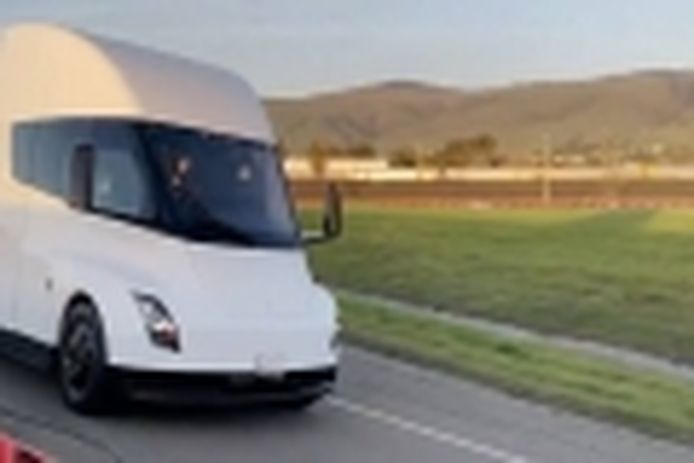 El Tesla Semi se vuelve a retrasar a 2022 por falta de baterías