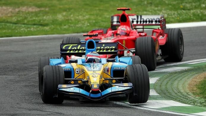 Alonso recuerda su mítico duelo con Schumacher en Imola 2005 en un vídeo que no te puedes perder
