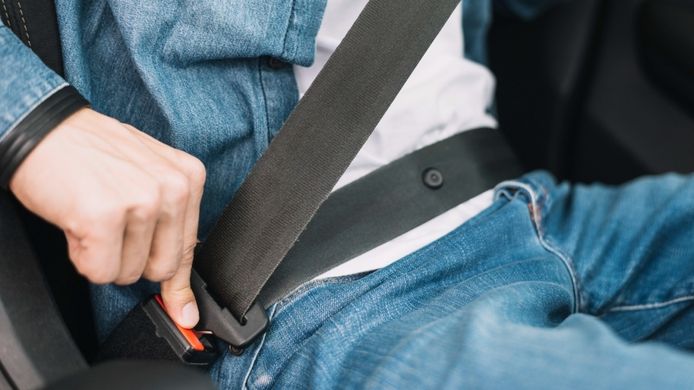 Cómo cambiar el cinturón de seguridad del coche