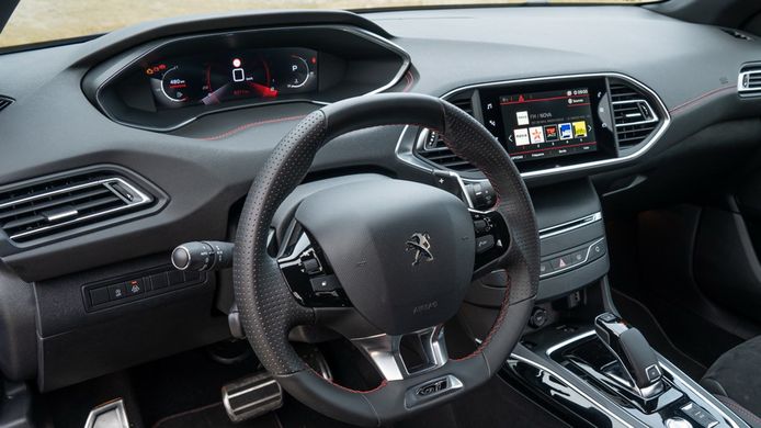 La escasez de microchips obliga al Peugeot 308 a renunciar a la instrumentación digital
