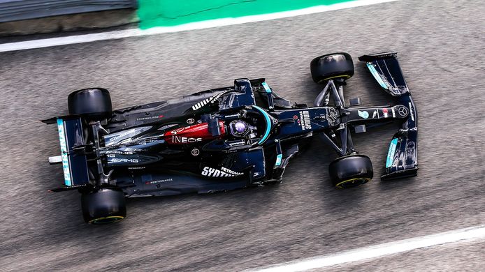 Hamilton, pole por un suspiro sobre un renacido Sergio Pérez