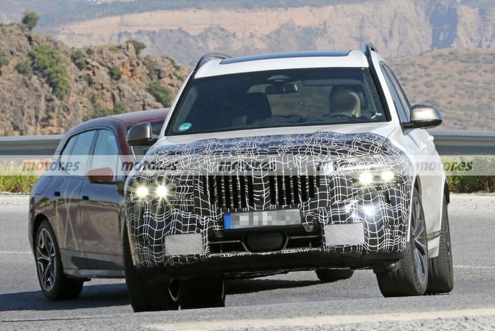 Nuevas fotos espía del BMW X7 Facelift 2023 revelan su moderno interior