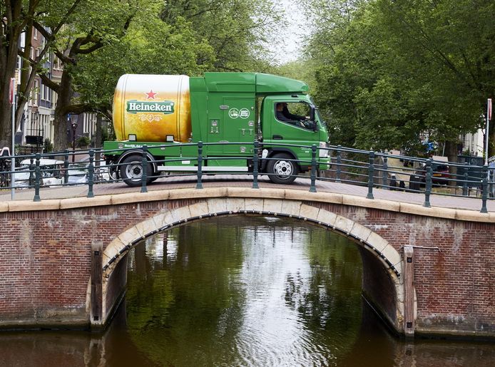 Heineken pone en la calle el primer tanque de cerveza eléctrico del mundo