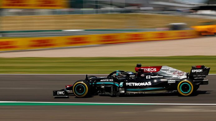 Hamilton vuelve a la senda de la victoria ante su público tras provocar un accidente con Verstappen