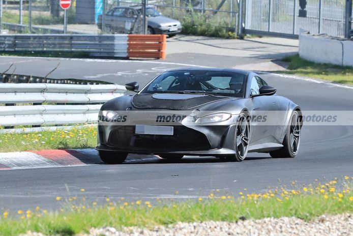 El Aston Martin Vantage RS V12 2023 se estrena en fotos espía en Nürburgring