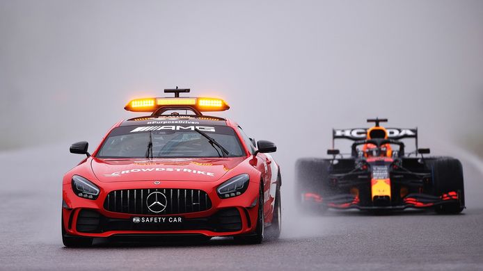 Verstappen, ganador del inaudito GP de Bélgica: duró tres vueltas con tres horas de retraso